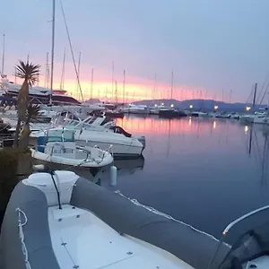 Jolis Voiliers De 6m Pour Expérience Insolite Sur Port Et Port Santa Lucia St Raphael Bateau-hôtel